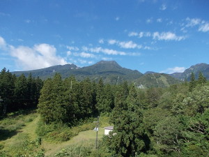妙高山と白い雲